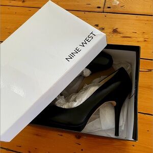 Nine West black leather pumps / size 9